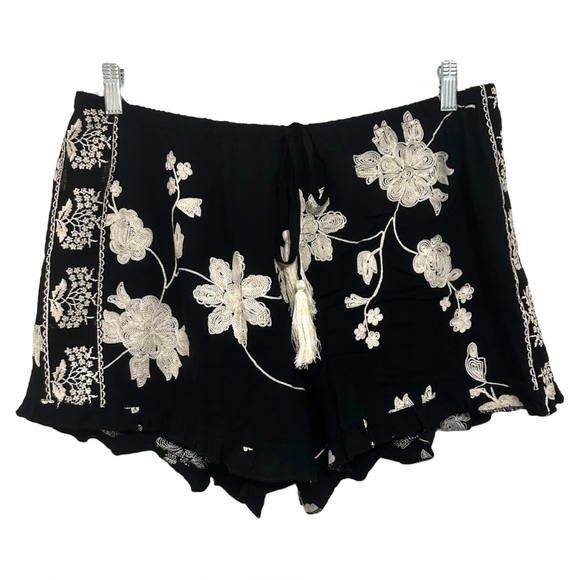 A Beautiful Soul Black Embroidered Floral Shorts Size L Boho Festival Tassel - Picture 1 of 10